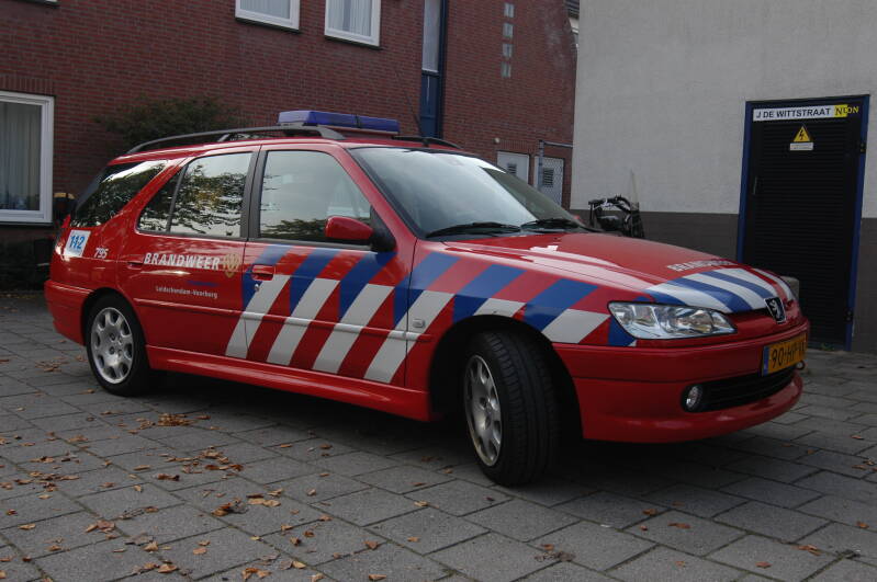 Kenteken: 90-HP-VX Roepnummer: 795 Type voertuig: DA Merk &amp; Type: Peugeot306-Break1,6 Opbouw: Bouwjaar: 2001 In dienst: 2001 Uit dienst: 2008 Standplaats: Leidschendam-Voorburg.