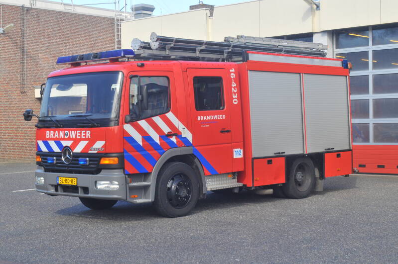 Kenteken: BL-RD-85 Roepnummer: 66-731 > 16-4230 Type voertuig: TS6 LD2800 HD265 T1500 Merk &amp; Type: Mercedes Benz 1225F33[Atego] Opbouw: Ziegler Brandweertechniek Bouwjaar: 2002 In dienst: 2002 Uit dienst: 2019. 