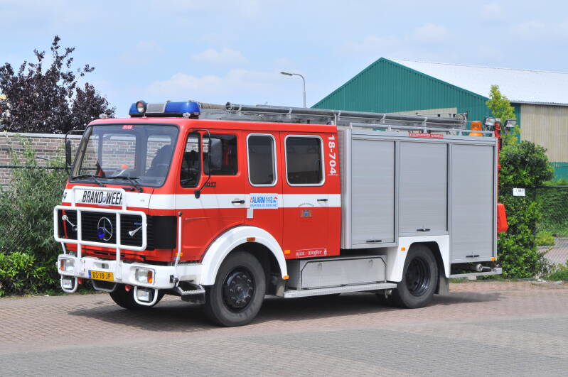 Kenteken: BS-18-JP Roepnummer: 735 > 18-704 Type voertuig: TS9 LD2800 HD250 T1500 Merk &amp; Type: Mercedes Benz 1017F36 Opbouw: Ajax-Ziegler Bouwjaar: 1986 In dienst: 1986 Uit dienst: 2000.pmerkingen: Ombouw naar GM tbv Nieuw Beijerland (18-5332) 