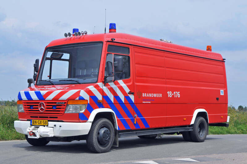 Kenteken: BN-GX-58 Roepnummer: 18-176  Type voertuig: HV-2 Merk &amp; Type: Mercedes Benz 814D42[Vario] Opbouw: Brandweer Dordrecht Bouwjaar: 2002 In dienst: 2002 Uit dienst: 2014. Opmerkingen: Regionaal voertuig. Ombouw naar GM tbv logistiek.
