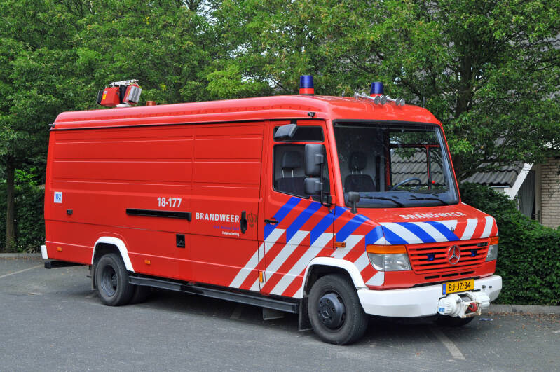 Kenteken: BJ-JZ-34 Roepnummer: 18-177 Type voertuig: HV-2 Merk &amp; Type: Mercedes Benz 814D42[Vario] Opbouw: Brandweer Dordrecht Bouwjaar: 2000 In dienst: 2000 Uit dienst: 2014 Standplaats: Numansdorp. Opmerkingen: Regionaal voertuig.