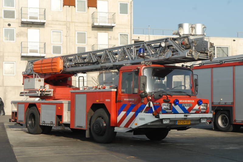 Kenteken: VP-04-BP Roepnummer: (385) 59-558 Type voertuig: AL-K30 Merk &amp; Type: Iveco-Magirus120.25AN.. Opbouw: Magirus Bouwjaar: 1992 In dienst: 1992 Uit dienst: 2009