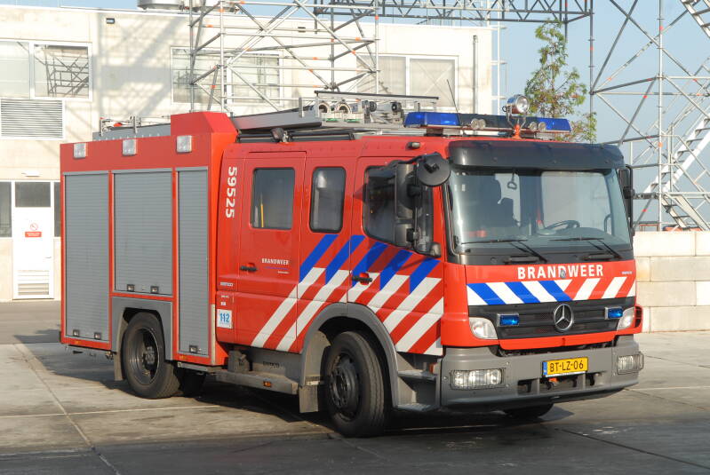 Kenteken: BT-LZ-06 Roepnummer: (542) 59-525 > 13-9434 Type voertuig: TS. LD3250 HD240 T1500 Merk &amp; Type: Mercedes Benz 1429F33[Atego] Opbouw: Gemco-Godiva Bouwjaar: 2007 In dienst: 2007 Uit dienst: Standplaats: Amsterdam - Zuidergasfabriek