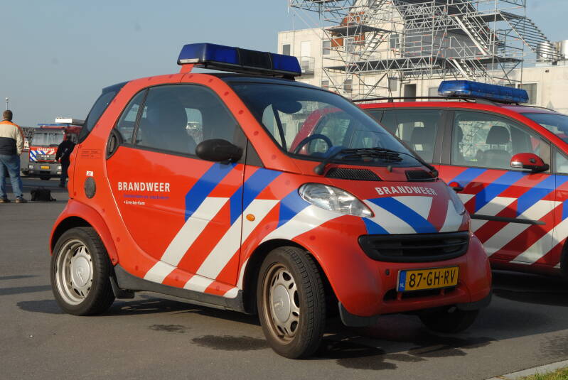 Kenteken: 87-GH-RV Roepnummer: (443) Type voertuig: DA-PR Merk &amp; Type: Micro Compact Car[Smart] Opbouw: Bouwjaar: 2000 In dienst: 2000 Uit dienst: 2010 Standplaats: Amsterdam - Weesperzijde_CB Reg.Brandweer
