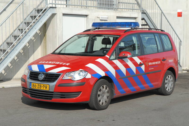 Kenteken: 86-ZB-PR Roepnummer: (555) 13-9401 Type voertuig: DA Merk &amp; Type: Volkswagen Touran 1,9 Opbouw: Bouwjaar: 2008 In dienst: 2008 Uit dienst: 2012 Standplaats: Amsterdam / Schiphol