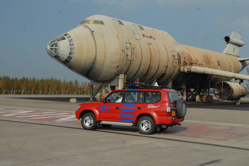 Kenteken: 65-HR-DR Roepnummer: B1 Type voertuig: DA-OD Merk &amp; Type: Toyota Land Cruiser 90 3.0 Opbouw: Bouwjaar: 2001 In dienst: 2001 Uit dienst: Standplaats: Schiphol (Gem. Haarlemmermeer)