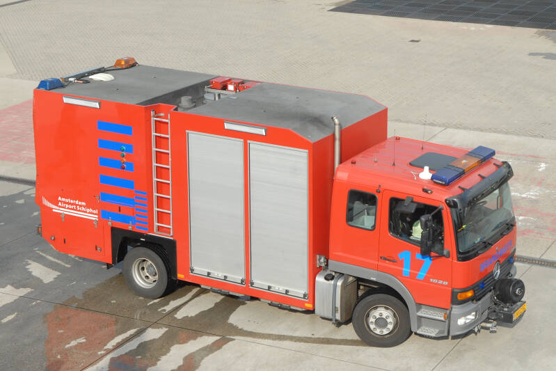 Kenteken: BR-LZ-52 Roepnummer: B17 Type voertuig: HV-2 / SB3 LD3000 T3000/200 Merk &amp; Type: Mercedes Benz 1628F36[Atego] Opbouw: Hilton-Godiva Bouwjaar: 2005 In dienst: 2005 Uit dienst: 2016 Standplaats: Schiphol-Sloten (Gem. Haarlemmermeer). 