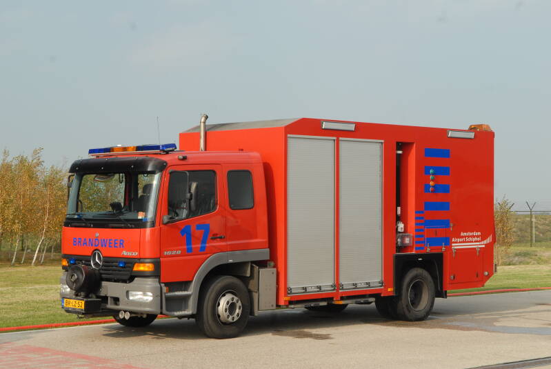 Kenteken: BR-LZ-52 Roepnummer: B17 Type voertuig: HV-2 / SB3 LD3000 T3000/200 Merk &amp; Type: Mercedes Benz 1628F36[Atego] Opbouw: Hilton-Godiva Bouwjaar: 2005 In dienst: 2005 Uit dienst: 2016 Standplaats: Schiphol-Sloten (Gem. Haarlemmermeer). 