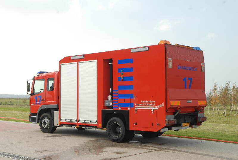 Kenteken: BR-LZ-52 Roepnummer: B17 Type voertuig: HV-2 / SB3 LD3000 T3000/200 Merk &amp; Type: Mercedes Benz 1628F36[Atego] Opbouw: Hilton-Godiva Bouwjaar: 2005 In dienst: 2005 Uit dienst: 2016 Standplaats: Schiphol-Sloten (Gem. Haarlemmermeer). 