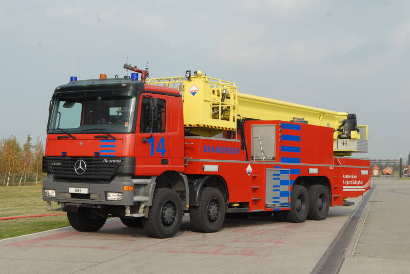 Kenteken: Roepnummer: 885 (B14)  Type voertuig: HW-22 (LD3000T3150/200) Merk &amp; Type: Mercedes Benz 4148 Opbouw: Hilton-Godiva Bouwjaar: 2003 In dienst: 2003 Uit dienst: 2016 Standplaats: Schiphol (Gem. Haarlemmermeer