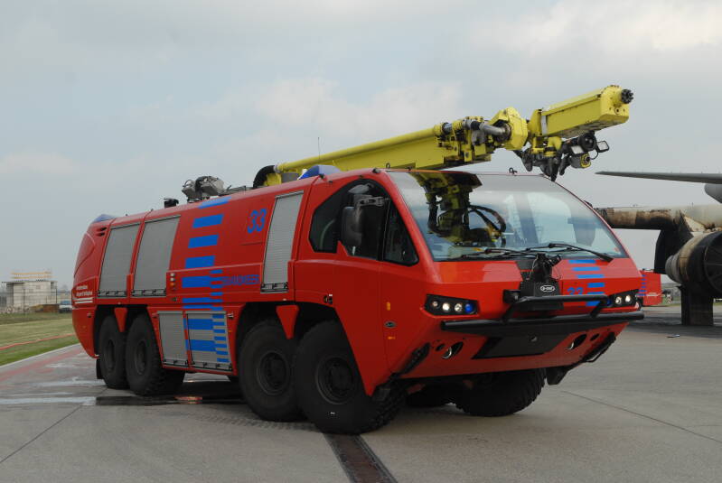 Kenteken: Roepnummer: 884 (33) Type voertuig: CT4 LD7900 HD250 T12150/750 P250 Merk &amp; Type: Emergency One-Titan HBR-G Opbouw: Emergency One-Kenbri / Plastisol-Waterous-Snozzle Bouwjaar: 2004 In dienst: 2004 Uit dienst: Standplaats: Schiphol 