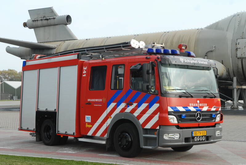 Kenteken: BS-TV-03 Roepnummer: 641 > 341 > 12-9230 Type voertuig: TS7 LDLD2800 HD265 T1500 Merk &amp; Type: Mercedes Benz 1325F36[Atego] Opbouw: Ziegler Brandweertechniek Bouwjaar: 2007 In dienst: 2007 Uit dienst: 2016 Standplaats: Schiphol-Sloten (Gem. Haarl