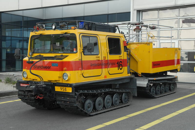 Kenteken: Roepnummer: 958 (16) Type voertuig: BM + HAA Merk &amp; Type: Hagglunds BU206 Opbouw: Bouwjaar: 1995 In dienst: 1995 Uit dienst: Standplaats: Schiphol (Gem. Haarlemmermeer)