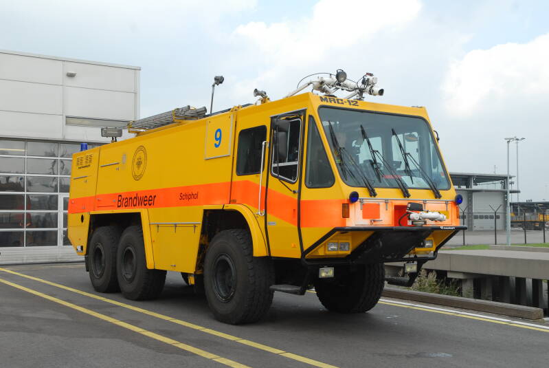 Kenteken: 1091.004 Roepnummer: 9 / 914 Type voertuig: CT3 LD5500 T10000/600 Merk &amp; Type: MAC-II Opbouw: Saval Kronenburg Bouwjaar: 1987 In dienst: 1987 Uit dienst: 2003 Standplaats: Schiphol (Gem. Haarlemmermeer)