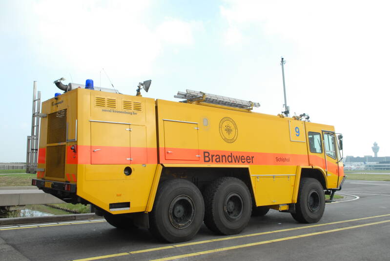 Kenteken: 1091.004 Roepnummer: 9 / 914 Type voertuig: CT3 LD5500 T10000/600 Merk &amp; Type: MAC-II Opbouw: Saval Kronenburg Bouwjaar: 1987 In dienst: 1987 Uit dienst: 2003 Standplaats: Schiphol (Gem. Haarlemmermeer)