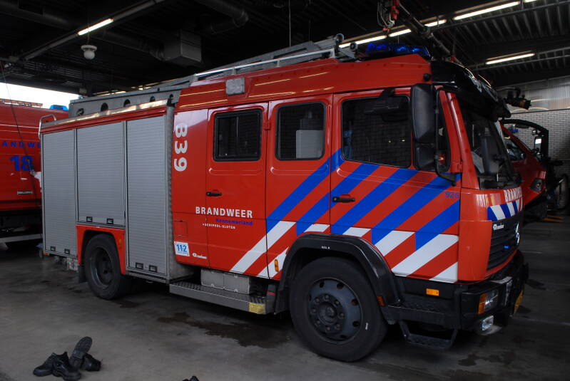 Kenteken: BH-LL-90 Roepnummer: 641 > 339 Type voertuig: TS7 LD3000 HD250 T1500 Merk &amp; Type: Mercedes Benz 1124F36[Ecol] Opbouw: Rosenbauer-Godiva Bouwjaar: 1999 In dienst: 1999 Uit dienst: 2018 Standplaats: Schiphol (Gem. Haarlemmermeer)