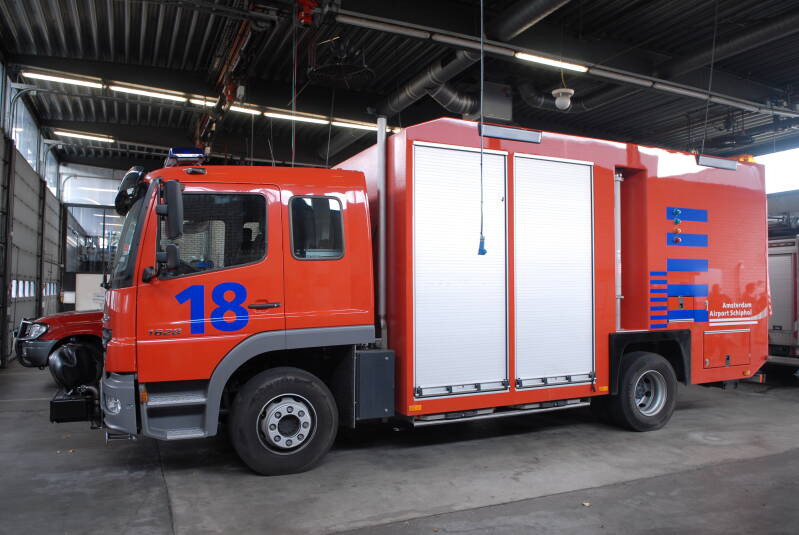 Kenteken: BT-HJ-49 Roepnummer: B18 Type voertuig: TS2 / GS LD3250 T3000/200 Merk &amp; Type: Mercedes Benz 1628F..[Atego] Opbouw: Hilton-Godiva Bouwjaar: 2008 In dienst: 2008 Uit dienst: Standplaats: Schiphol (gem. Haarlemmermeer)