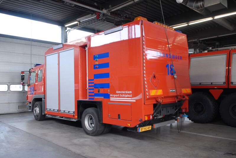 Kenteken: BT-HJ-49 Roepnummer: B18 Type voertuig: TS2 / GS LD3250 T3000/200 Merk &amp; Type: Mercedes Benz 1628F..[Atego] Opbouw: Hilton-Godiva Bouwjaar: 2008 In dienst: 2008 Uit dienst: Standplaats: Schiphol (gem. Haarlemmermeer)