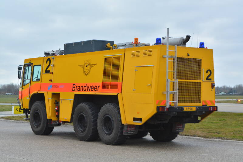 Kenteken: Roepnummer: 2 Type voertuig: CT2 LD5800 T4300/250 Merk &amp; Type: Saval-KronenburgSAV-04 Opbouw: Saval-Kronenburg Bouwjaar: 1984 In dienst: 1984 Uit dienst: Standplaats: Rotterdam Airport