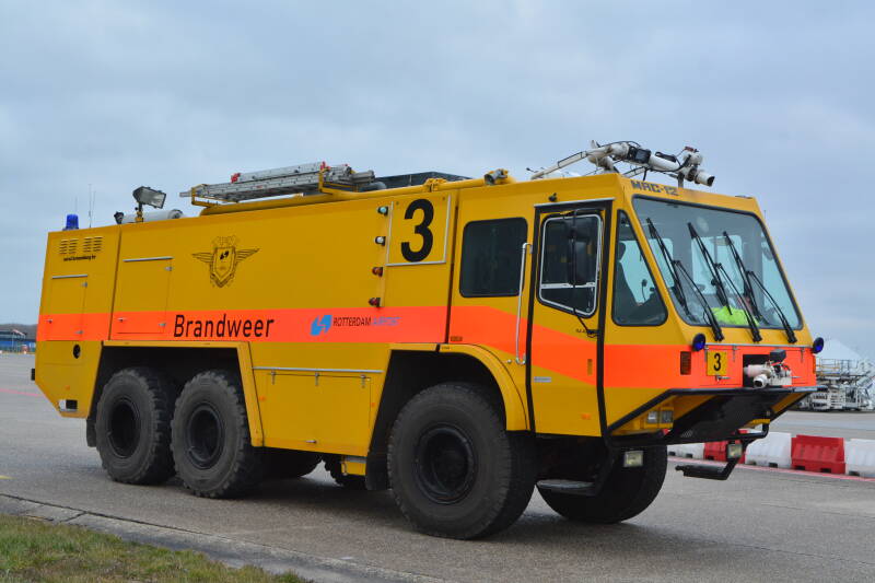 Kenteken: Roepnummer: 3 Type voertuig: CT2 LD5800 T4300/250 Merk &amp; Type: Saval-KronenburgSAV-04 Opbouw: Saval-Kronenburg Bouwjaar: 1984 In dienst: 1984 Uit dienst: Standplaats: Rotterdam Airport