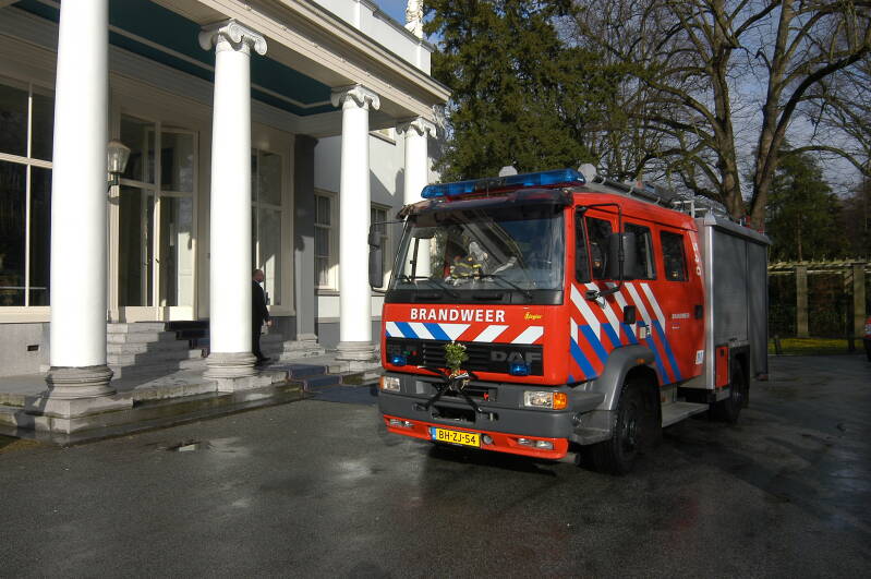 Kenteken: BH-ZJ-54 Roepnummer: 540 > 15-1130 > 15-5030 Type voertuig: TS7 LD2800 HD265 T1500 Merk &amp; Type: DAF FF55.235-15CE360 Opbouw: Ziegler Brandweertechniek Bouwjaar: 2000 In dienst: 2000 Uit dienst: 2018