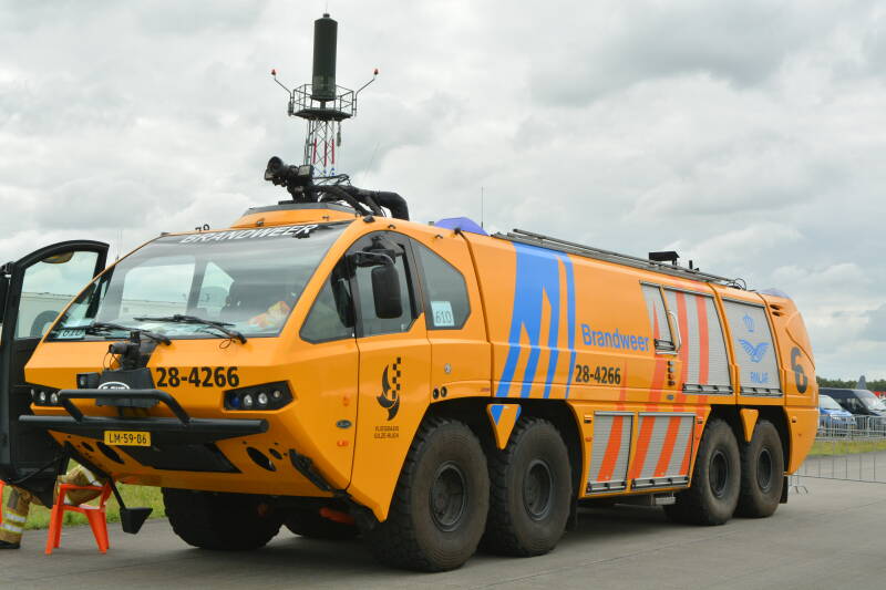 Kenteken: LM-59-86 Roepnummer: 7086 Type voertuig: CT4 LD7800 HD250 T11750/750 P225 Merk &amp; Type: Emergency One-Titan HBR-G Opbouw: Emergency One-Kenbri / Plastisol-Waterous Bouwjaar: 2003 In dienst: 2003 Uit dienst: Standplaats: Vliegbasis Gilze-Rijen