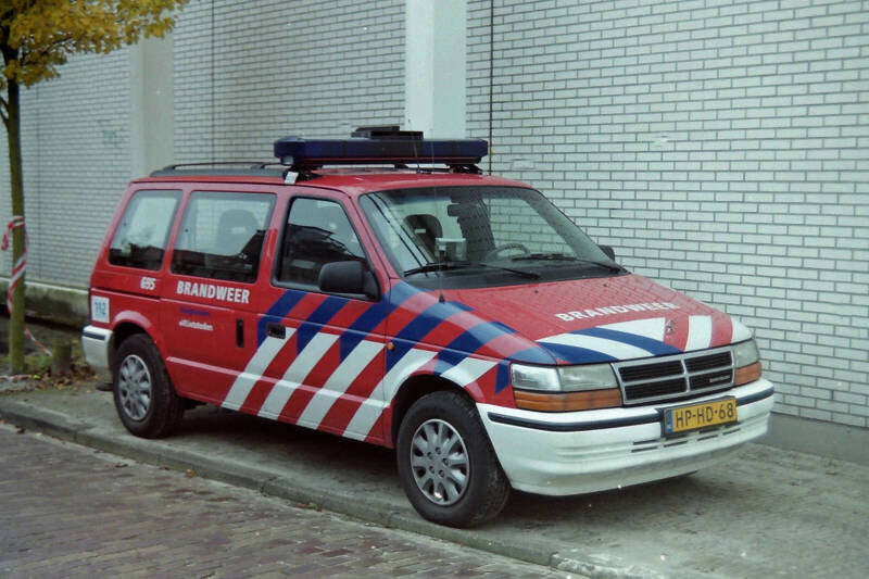 Kenteken: HP-HD-68 Roepnummer: 695 Type voertuig: DA-OD Merk &amp; Type: Chrysler Voyager 2,5TD Opbouw: Bouwjaar: 1994 In dienst: 1994 Uit dienst: 2000. Opmerkingen: In fusie meegegaan naar Leidschendam-Voorburg.