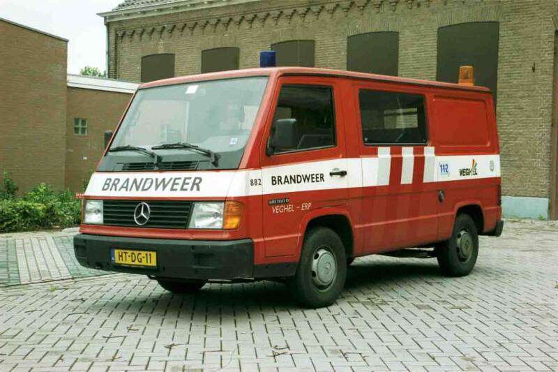 Kenteken: HT-DG-11 Roepnummer: 882 Type voertuig: PM7 Merk &amp; Type: Mercedes Benz 80FD24 Opbouw: Veth Bouwjaar: 1994 In dienst: 1994 Uit dienst: 2004