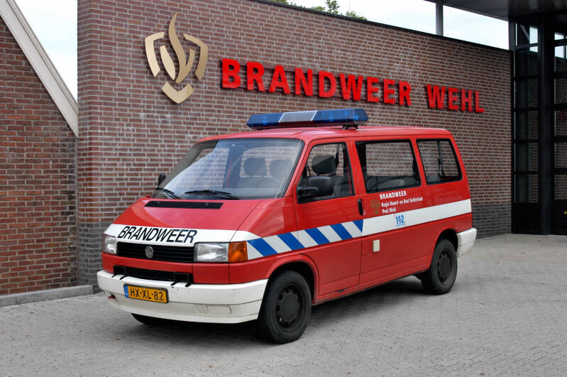 Kenteken: HX-XL-82 Roepnummer: 886 Type voertuig: DB Merk &amp; Type: Volkswagen Transporter T4-Combi-D Opbouw: Bouwjaar: 1994 In dienst: 2004 Uit dienst: 2008.Opmerkingen: Afkomstig van Doetinchem (789)  