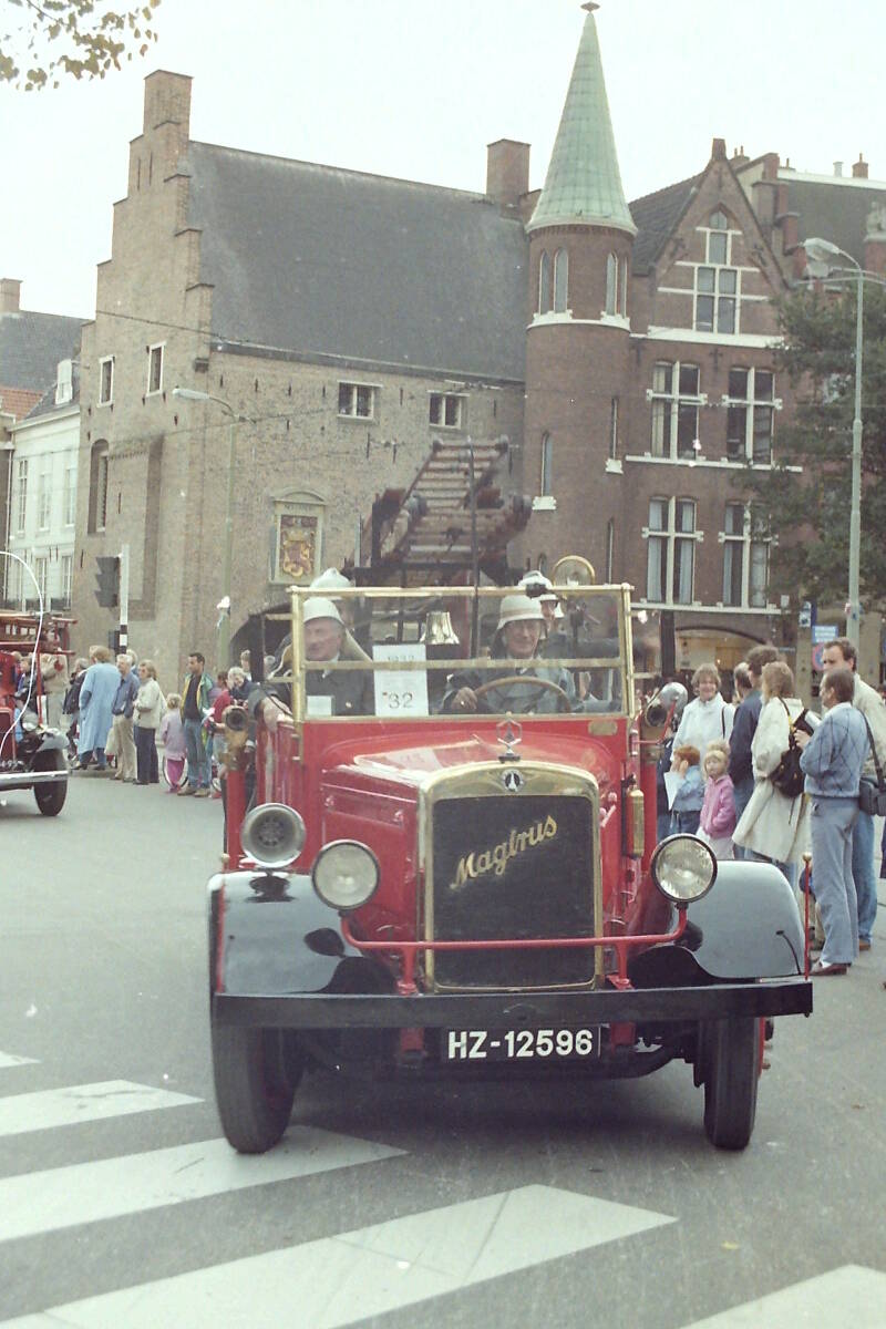 Kenteken: HZ-12596 Roepnummer: AS13 > NJ-18-51 > BG-01-BK Type voertuig: TS8 LD1500 T300 Merk &amp; Type: Magirus S88 Opbouw: Geesink-Magirus Bouwjaar: 1932 In dienst: 1932 Uit dienst: 195.. Museumobject bezit Stichting Historisch Brandweermateriaal