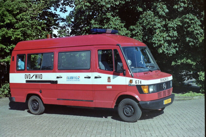 Kenteken: JJ-SB-14 Roepnummer: 674 > 8121 Type voertuig: DB9 (VC) Merk &amp; Type: Mercedes Benz 208D33[Ecov] Opbouw: Bouwjaar: 1994 In dienst: 1994 Uit dienst: 2006