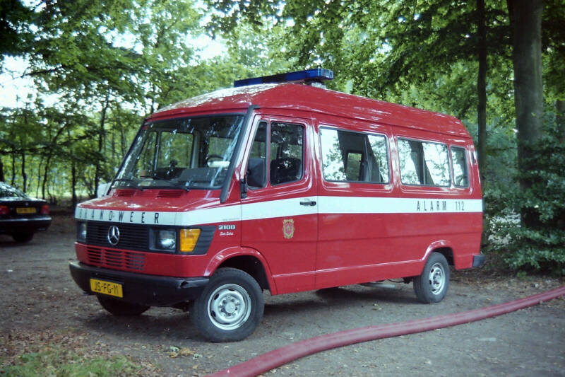 Kenteken: JS-FG-11 Roepnummer: 19-779 Type voertuig: DB-K Merk &amp; Type: Mercedes Benz 210D33 Opbouw: Bouwjaar: 1995 In dienst: 1995 Uit dienst: 2002. Opmerkingen: Verkocht aan bedrijfsbrandweer Philips Drachten.