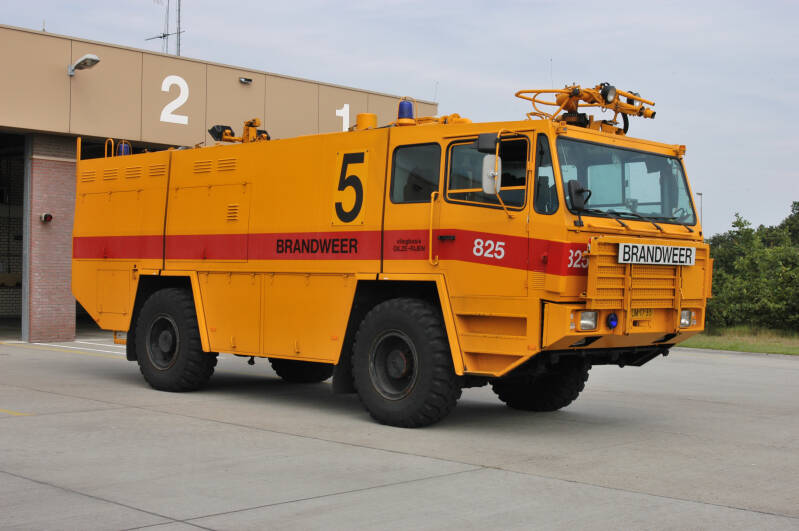 Kenteken: LM-17-35 Roepnummer: 825 Type voertuig: CT4 LD3000 T4000/300 P250 BCF50 Merk &amp; Type: Saval-Kronenburg MAC-06s Opbouw: Saval-Kronenburg Bouwjaar: 1982 In dienst: 1982 Uit dienst: 200? Standplaats: Rijen