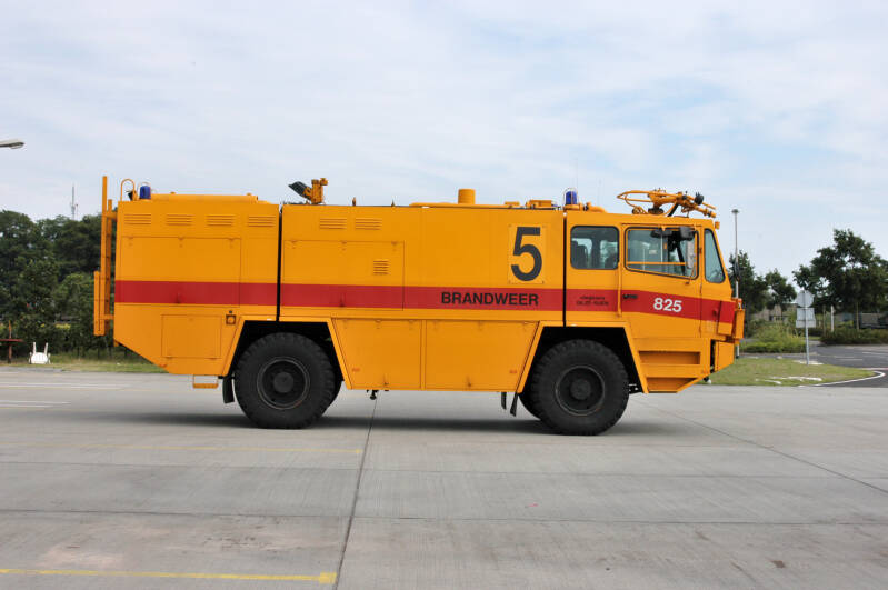 Kenteken: LM-17-35 Roepnummer: 825 Type voertuig: CT4 LD3000 T4000/300 P250 BCF50 Merk &amp; Type: Saval-Kronenburg MAC-06s Opbouw: Saval-Kronenburg Bouwjaar: 1982 In dienst: 1982 Uit dienst: 200? Standplaats: Rijen