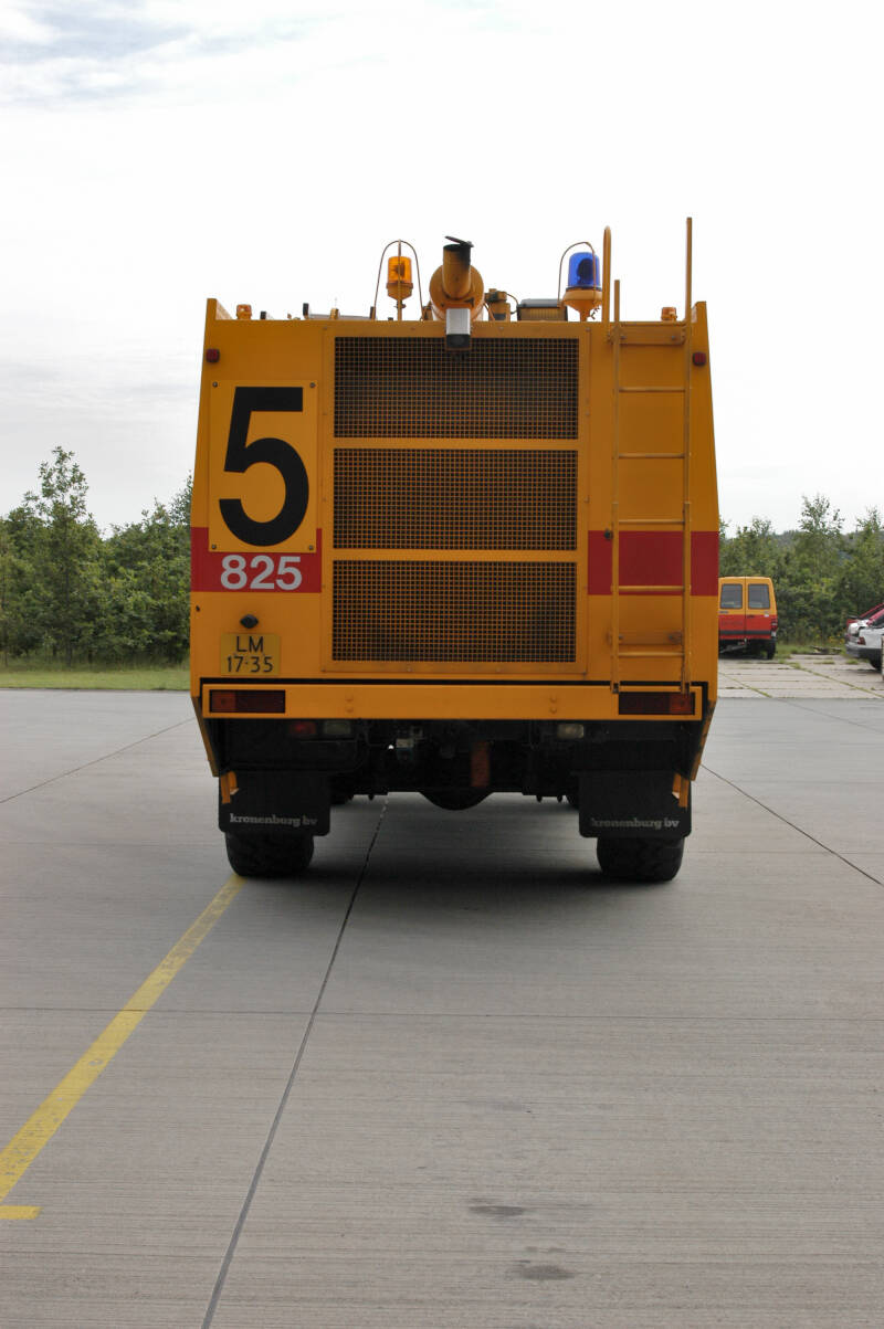 Kenteken: LM-17-35 Roepnummer: 825 Type voertuig: CT4 LD3000 T4000/300 P250 BCF50 Merk &amp; Type: Saval-Kronenburg MAC-06s Opbouw: Saval-Kronenburg Bouwjaar: 1982 In dienst: 1982 Uit dienst: 200? Standplaats: Rijen
