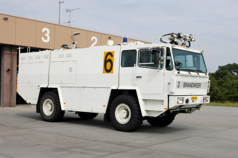 Kenteken: LM-17-36 Roepnummer: 826 Type voertuig: CT4 LD3000 T4000/300 P250 BCF50 Merk &amp; Type: Saval-Kronenburg-MAC-06s Opbouw: Saval-Kronenburg Bouwjaar: 1882 In dienst: 1982 Uit dienst: Standplaats: Vliegbasis Gilze-Rijen