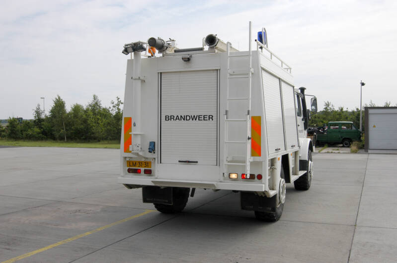 Kenteken: LM-17-36 Roepnummer: 826 Type voertuig: CT4 LD3000 T4000/300 P250 BCF50 Merk &amp; Type: Saval-Kronenburg-MAC-06s Opbouw: Saval-Kronenburg Bouwjaar: 1882 In dienst: 1982 Uit dienst: Standplaats: Vliegbasis Gilze-Rijen