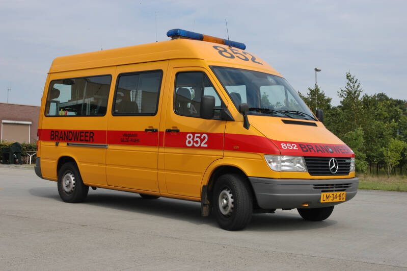 Kenteken: LM-34-80 Roepnummer: 852 > 7093 Type voertuig: DA-OD / VC-3 / HV-3 Merk &amp; Type: Mercedes Benz 312D35[Sprinter] Opbouw: KPN Bouwjaar: 1999 In dienst: 1999 Uit dienst: 2012 Standplaats: Rijen