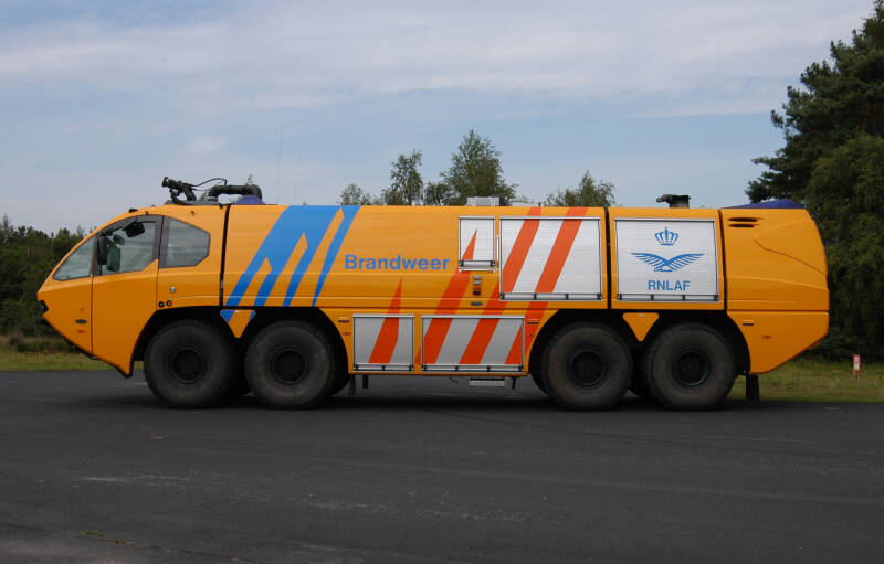 Kenteken: LM-59-86 Roepnummer: 7086 Type voertuig: CT4 LD7800 HD250 T11750/750 P225 Merk &amp; Type: Emergency One-Titan HBR-G Opbouw: Emergency One-Kenbri / Plastisol-Waterous Bouwjaar: 2003 In dienst: 2003 Uit dienst: Standplaats: Vliegbasis Gilze-Rijen