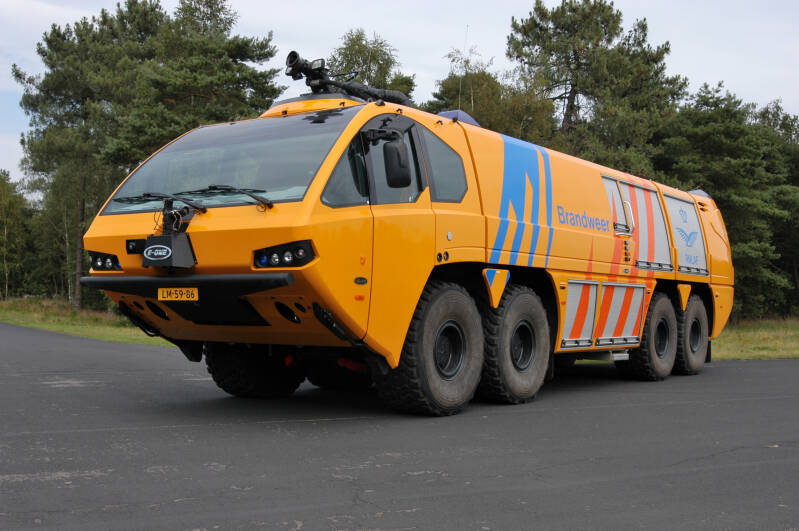 Kenteken: LM-59-86 Roepnummer: 7086 Type voertuig: CT4 LD7800 HD250 T11750/750 P225 Merk &amp; Type: Emergency One-Titan HBR-G Opbouw: Emergency One-Kenbri / Plastisol-Waterous Bouwjaar: 2003 In dienst: 2003 Uit dienst: Standplaats: Vliegbasis Gilze-Rijen