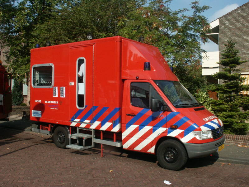 Kenteken: VX-FJ-16 Roepnummer: 66-590 Type voertuig: VC-2 Merk &amp; Type: Mercedes Benz 312D35[Sprinter] Opbouw: KPN Bouwjaar: 1998 In dienst: 1998 Uit dienst: 200.. Opmerkingen: Regionaal BiZa voertuig, naar Gouda.  