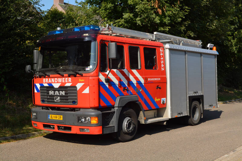 Kenteken: BJ-VR-39 Roepnummer: 24-1542 Type voertuig: TS8 LD2800 HD265 T2000 Merk &amp; Type: MAN 14.284MLLF[M2000-Intercity] Opbouw: Ziegler Brandweertechniek Bouwjaar: 2001 In dienst: 2019 Uit dienst: 2021. Afkomstig van Simpelveld