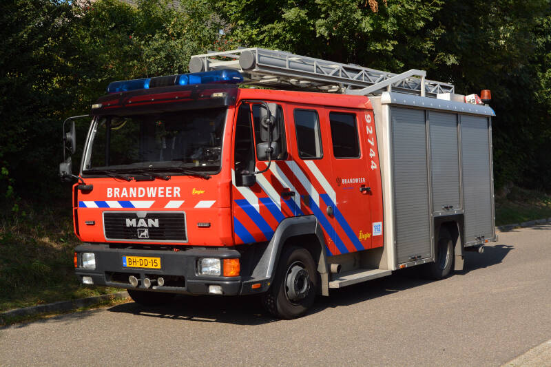 Kenteken: BH-DD-15 Roepnummer: 92-744 Type voertuig: TS9 LD3200 HD265 T1500 Merk &amp; Type: MAN 12.223LF (M2000-City) Opbouw: Ziegler Brandweertechniek Bouwjaar: 2000 In dienst: 2000 Uit dienst: 2009 Standplaats: Geleen