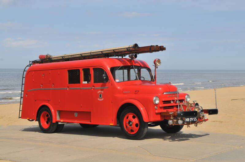 Kenteken: HZ-12633 > NB-29-55 Type voertuig: AS12 LD2800 Merk &amp; Type: Dodge T148 Opbouw: van Bergen Bouwjaar: 1949 In dienst: 1949 Uit dienst: 1979.Opmerkingen: In 1983 in bruikleen naar Brandweermuseum Hellevoetsluis. In 1990 retour en bezit PV-brandweer