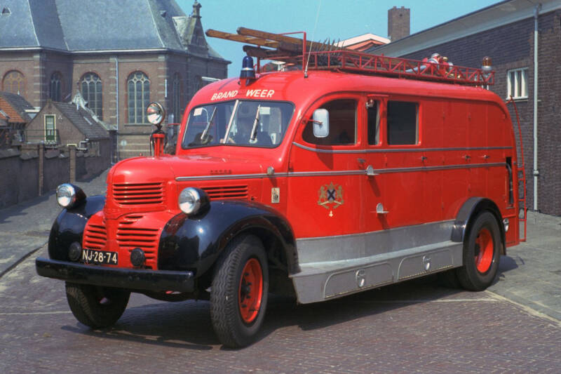 Kenteken: HZ-97740 > NJ-28-74 Type voertuig: AS10 LD2500 Merk &amp; Type: Dodge T110L Opbouw: Kronenburg Bouwjaar: 1943 In dienst: 1947 Uit dienst: 1967. Opmerkingen: Ombouw naar GM.