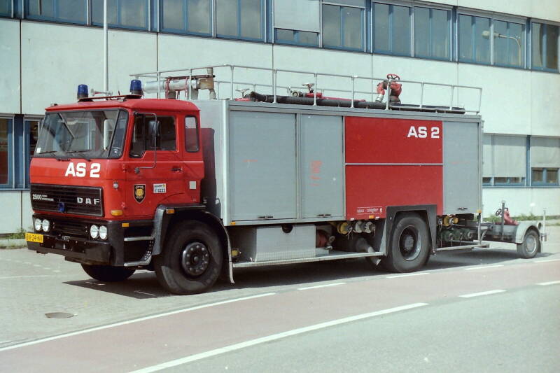 Kenteken: BN-24-NV Roepnummer: BW-14 > BW-02 Type voertuig: AS2 LD4800 T-/6000 P750 Merk &amp; Type: DAF FF2505DHS445 Opbouw: Ajax-de Boer-Ziegler Bouwjaar: 1985 In dienst: 1985 Uit dienst: 2014 Standplaats: Pernis