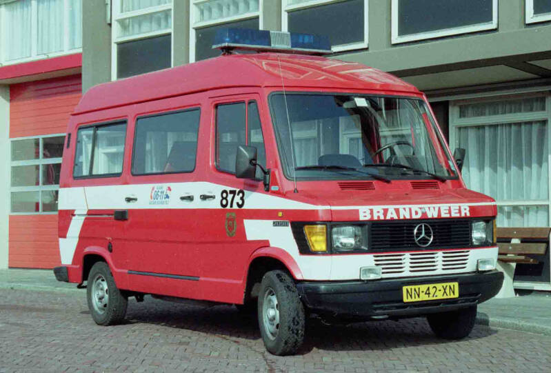 Kenteken: NN-42-XN Roepnummer: 12 > 873 > 678 Type voertuig: DB9 Merk &amp; Type: Mercedes Benz 209D30 Opbouw: Biemond-Vermeulen Bouwjaar: 1985 In dienst: 1985 Uit dienst: 1996