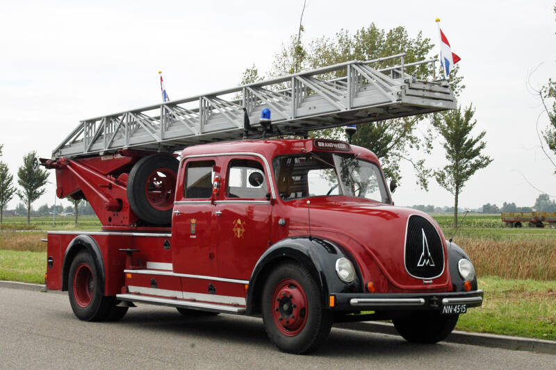 Kenteken: NN-45-15 Type voertuig: AL-25+2 Merk &amp; Type: Magirus Deutz S3500 Opbouw: Magirus Bouwjaar: 1953 In dienst: 1953 Uit dienst: 1974. Opmerkingen: Verkocht aan Copijn boomchirurgen-Utrecht > Stichting Ladderwagen Niedorp.