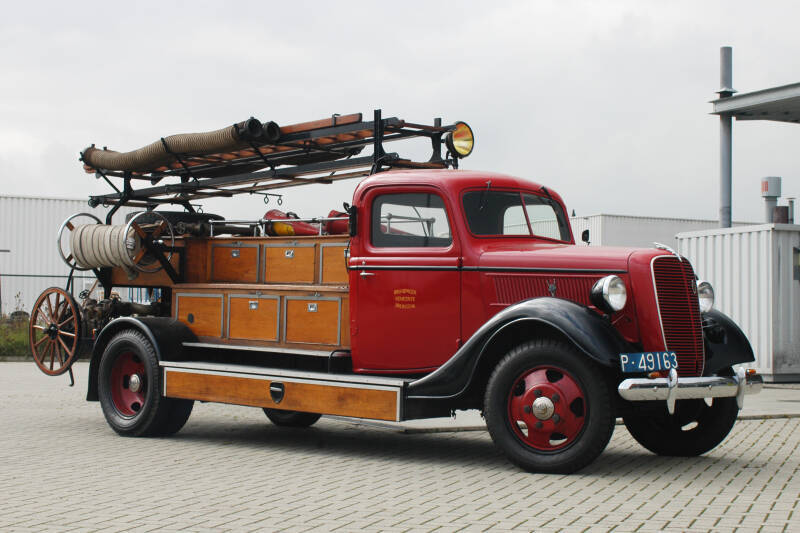 Kenteken: P-49163 > PJ-30-38 Type voertuig: AS10 LD2000 Merk &amp; Type: Ford V8 Opbouw: Bikkers Bouwjaar: 1938 In dienst: 1938 Uit dienst: 19.. Opmerkingen: Museumobject in bezit brandweer.