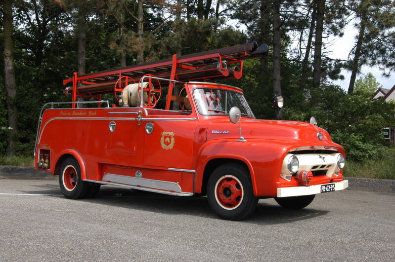 Kenteken: PB-62-95 Type voertuig: AS9 LD2000 Merk &amp; Type: Ford F350 Opbouw: Kronenburg Bouwjaar: 1953 In dienst: 1953 Uit dienst: 1977 Standplaats: Stellendam.Opmerkingen: Bezit brandweer seniorenclub Wisch. 